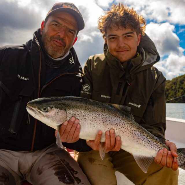 Octubre — disfrutando de un gran día de pesca en busca de buenos trofeos.
Un día de pesca en la Patagonia no es solo lanzar la línea y esperar: es ese instante en que el reloj deja de importar, la mente se aquieta y el lago te enseña lo esencial.
No hace falta capturar una trucha para sentirse vivo; alcanza con elegir la mosca justa, cebar el mate a orillas del agua y dejar que el viento te susurre esas historias que solo un pescador entiende.
Ahí, entre mates, risas y silencios, uno vuelve a recargar el alma para todo lo que viene después.
.
.
Amarra @puertoelma ⚓
.
#FlyFishing #PescaEnLaPatagonia #PescandoLaPatagonia #FishingLife #CatchAndRelease #Truchas #PatagoniaArgentina #OutdoorLife #NatureVibes #FishingMoments #LagoTraful #VillaLaAngostura #AventuraPatagónica #PescaConMosca #Puyenes