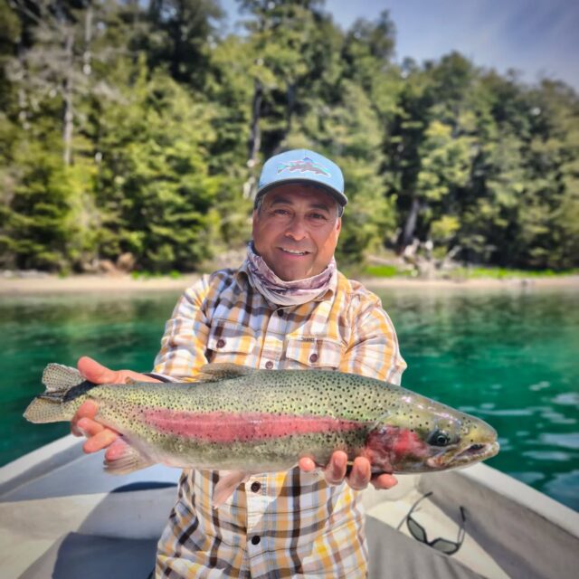 Noviembre en su plenitud de pesca y emociones.
La temporada ya late fuerte, y cada jornada en el agua se convierte en un encuentro con uno mismo.
Octubre nos regaló grandes momentos y trofeos soñados, pero noviembre llega con esa energía que invita a volver una y otra vez al lago, a probar, insistir y disfrutar.
Porque un día de pesca en la Patagonia no es solo lanzar la línea:
es sentir cómo el tiempo se detiene, cómo el viento cuenta historias y cómo el alma encuentra su pausa.
No hace falta una trucha para celebrar —basta con la mosca justa, un mate compartido y ese silencio que dice más que mil palabras.
Entre mates, risas y reflejos del agua, uno entiende por qué vuelve.
Porque ahí, donde el lago y la montaña se encuentran, todo vuelve a tener sentido.
.
.
Amarra ⚓ @puertoelma
.
#FlyFishing #PescaEnLaPatagonia #PescandoLaPatagonia #FishingLife #CatchAndRelease #Truchas #PatagoniaArgentina #OutdoorLife #NatureVibes #FishingMoments #LagoTraful #VillaLaAngostura #AventuraPatagónica #PescaConMosca #Puyenes
