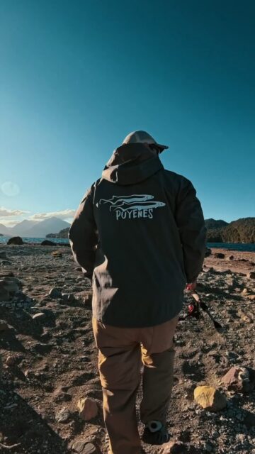 Dejó el bote atrás. Caminó la isla. Sintió que el mundo se detenía.
Así es pescar spinning fino en el Nahuel Huapi: una invitación a desconectar para conectar con lo esencial.
¿Vos dónde vas a dejar el bote este verano?
.
Puyenes – Servicio de Pesca www.puyenes.com
 +54 9 2944 214869
.
.
.
#VillaLaAngostura #SpinningFino #PescaPatagonia #NahuelHuapi #PescaConVista PescaDeAventura PatagoniaArgentina TruchaArcoiris PescaConGuia SlowFishing TurismoDePesca PescaLibertad