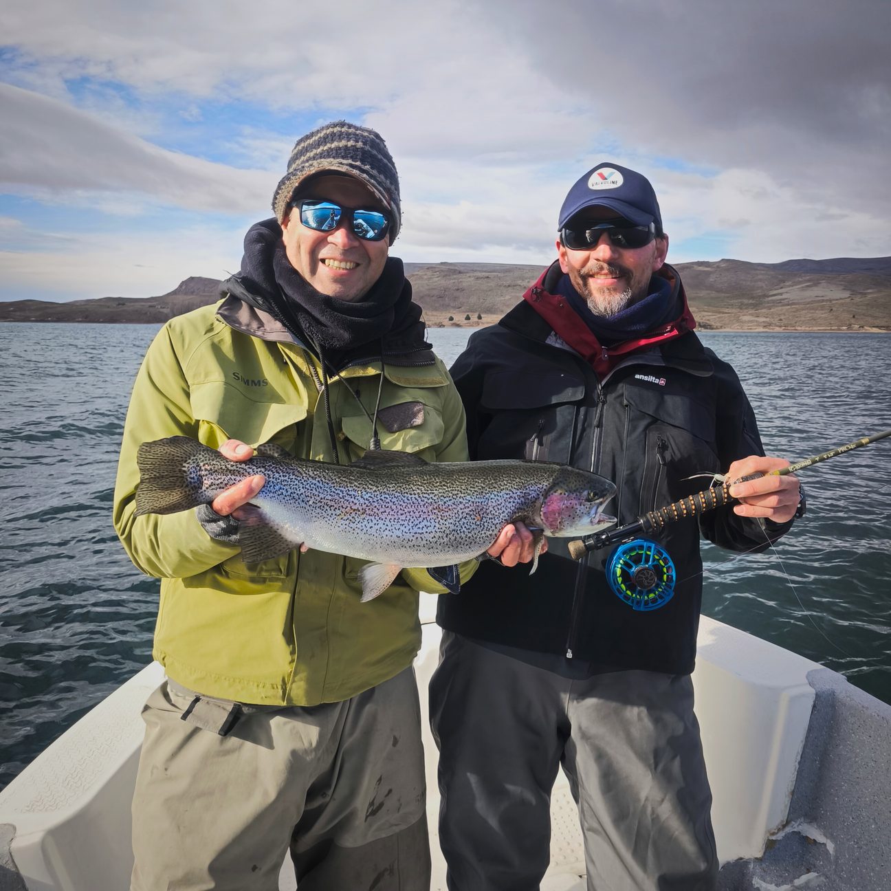 clientes en bote con trucha durante una experiencia de pesca en Patagonia