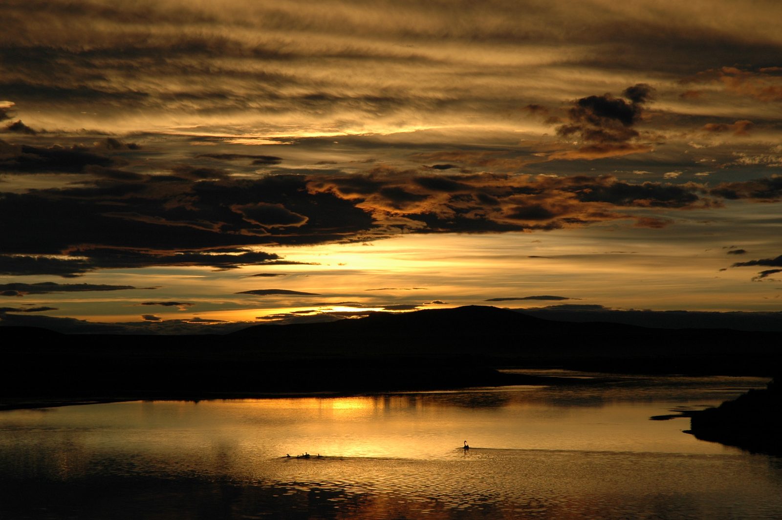 cielo patagónico al atardecer sobre el agua en Paso Flores